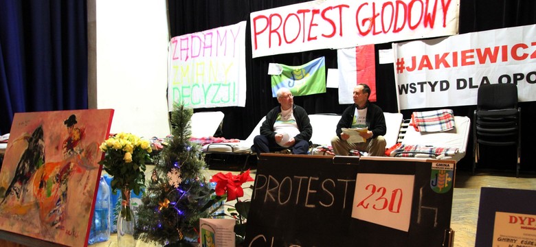 Koniec głodówki w Dobrzeniu Wielkim. Rzecznik rządu: Szef MSWiA spotka się z protestującymi