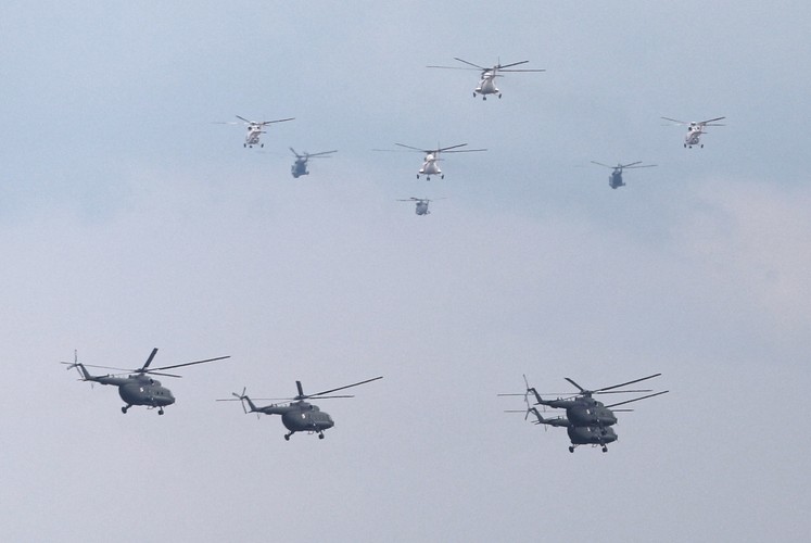 Przelot samolotów i śmigłowców.