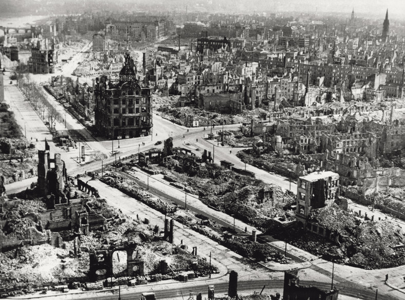 Drezno w 1945 r. Ruiny miasta po alianckim bombardowaniu