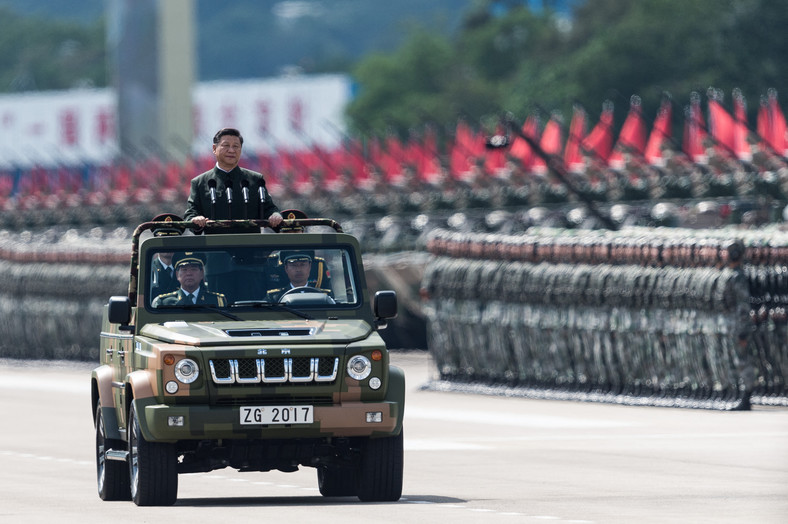 Przewodniczący Chińskiej Republiki Ludowej Xi Jinping na paradzie wojskowej w Honk Kongu