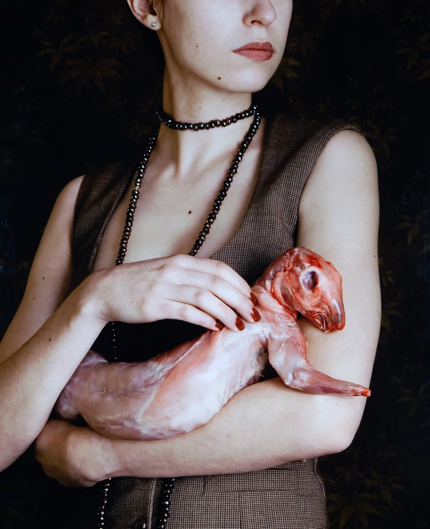 Carina Linge, "Dama z królikiem (Dame mit Kaninchen)" (2008)