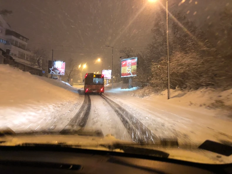Ne može dalje: Autobus na liniji 88 stao zbog leda