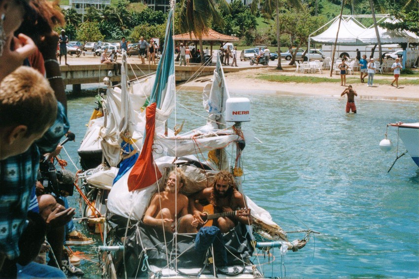 Po stizanju na Martinik, dočekali su ih novinari i znatiželjna gomila | Foto: Autonauti