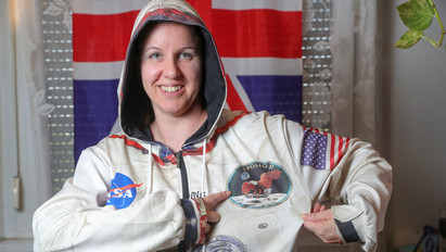Űrhajósnak jelentkezett a szegedi tanárnő: babák helyett bolygókkal játszott Márta