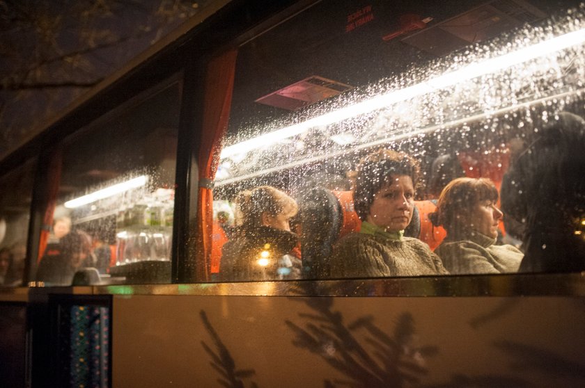 Żony górników i pracownice kopalni w autobusach do Warszawy.