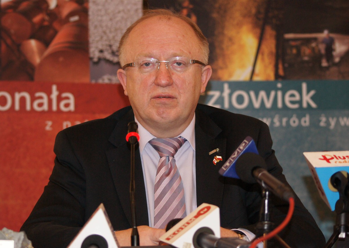 Prezes KGHM Herbert Wirth chciał wypłacic 18 zł dywidendy- spółka ma wielkie plany inwestycyjne. Rząd ma dług.
