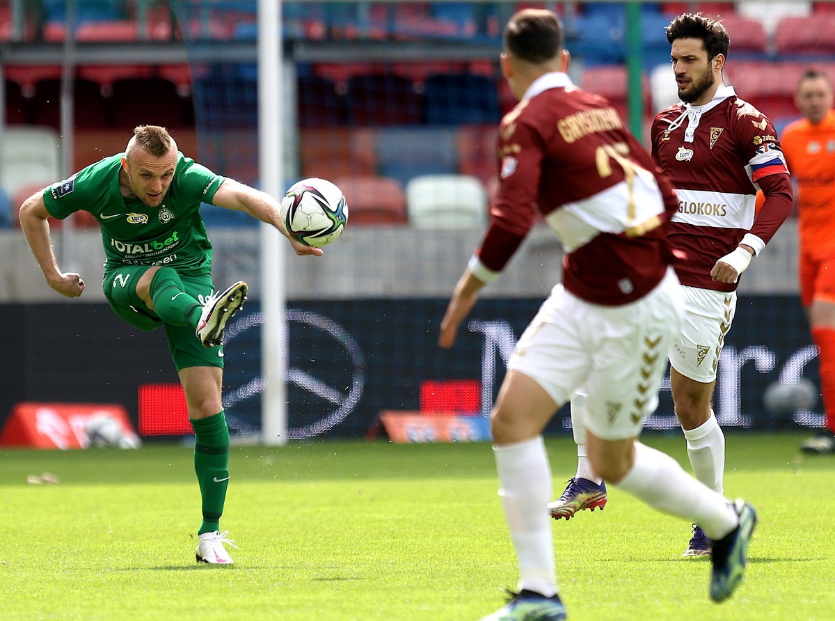 Piłkarz Górnika Zabrze Jesus Jimenez (P) i Jan Grzesik (L) z Warty Poznań podczas meczu Ekstraklasy