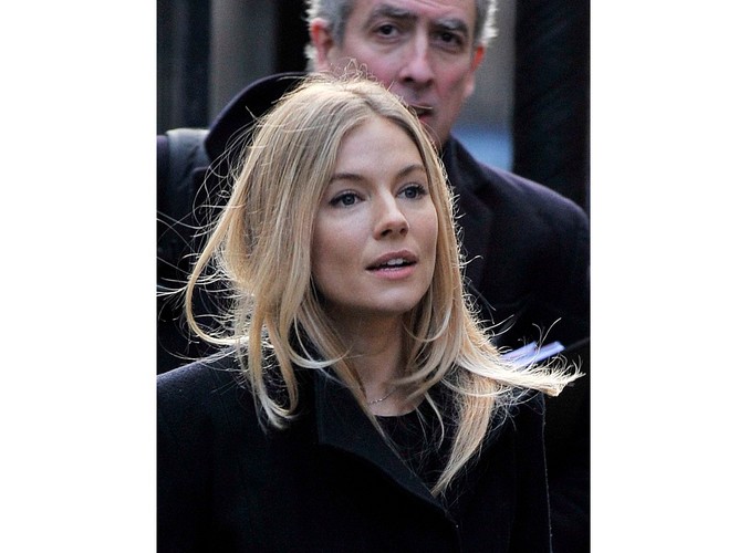 Sienna Miller przybywa do sądu w Londynie