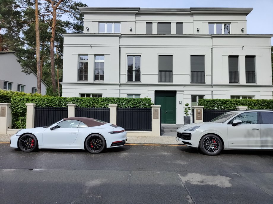 Budynek Schmargendorfie i dwa luksusowe porsche. To najpopularniejsza marka aut w tej dzielnicy