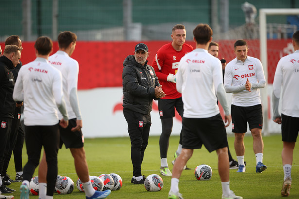 Selekcjoner piłkarskiej reprezentacji Polski Michał Probierz (C) podczas treningu kadry w Warszawie