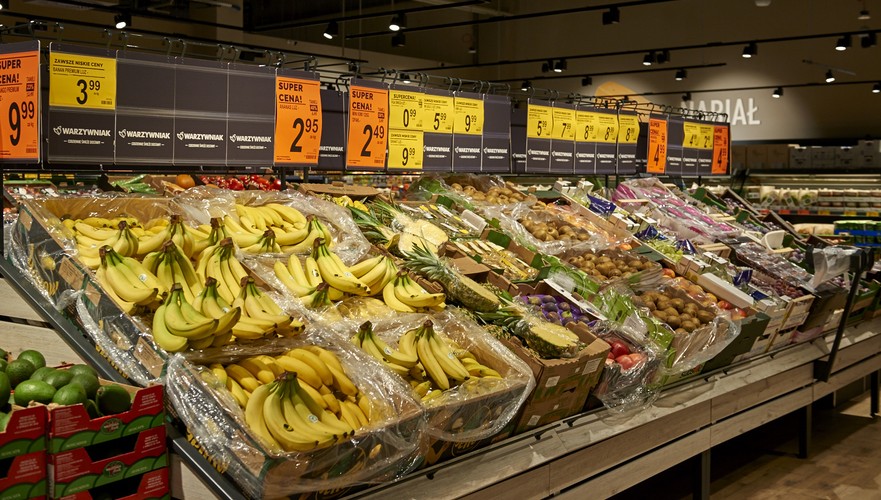 Z okazji otwarcia nowych pięciu placówek Biedronka przygotowała specjalną ofertę produktów spożywczych i przemysłowych w atrakcyjnych cenach, która obowiązuje od 28 września do 4 października br. lub do wyczerpania zapasów, podkreślono w materiale.  <br><br>
Na zdjęciu nowa Biedronka w Poznaniu