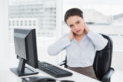 Ciało będzie Ci za to wdzięczne. Jak wykonać automasaż w biurze?