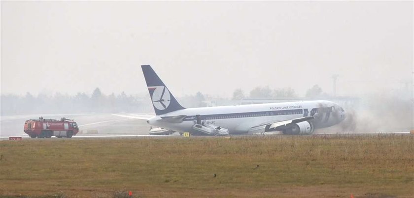 Lądowanie Boeinga 767 w asyście myśliców