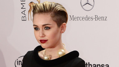 Miley Cyrus znów szokuje: zakrwawiona stopa, pryszcze...