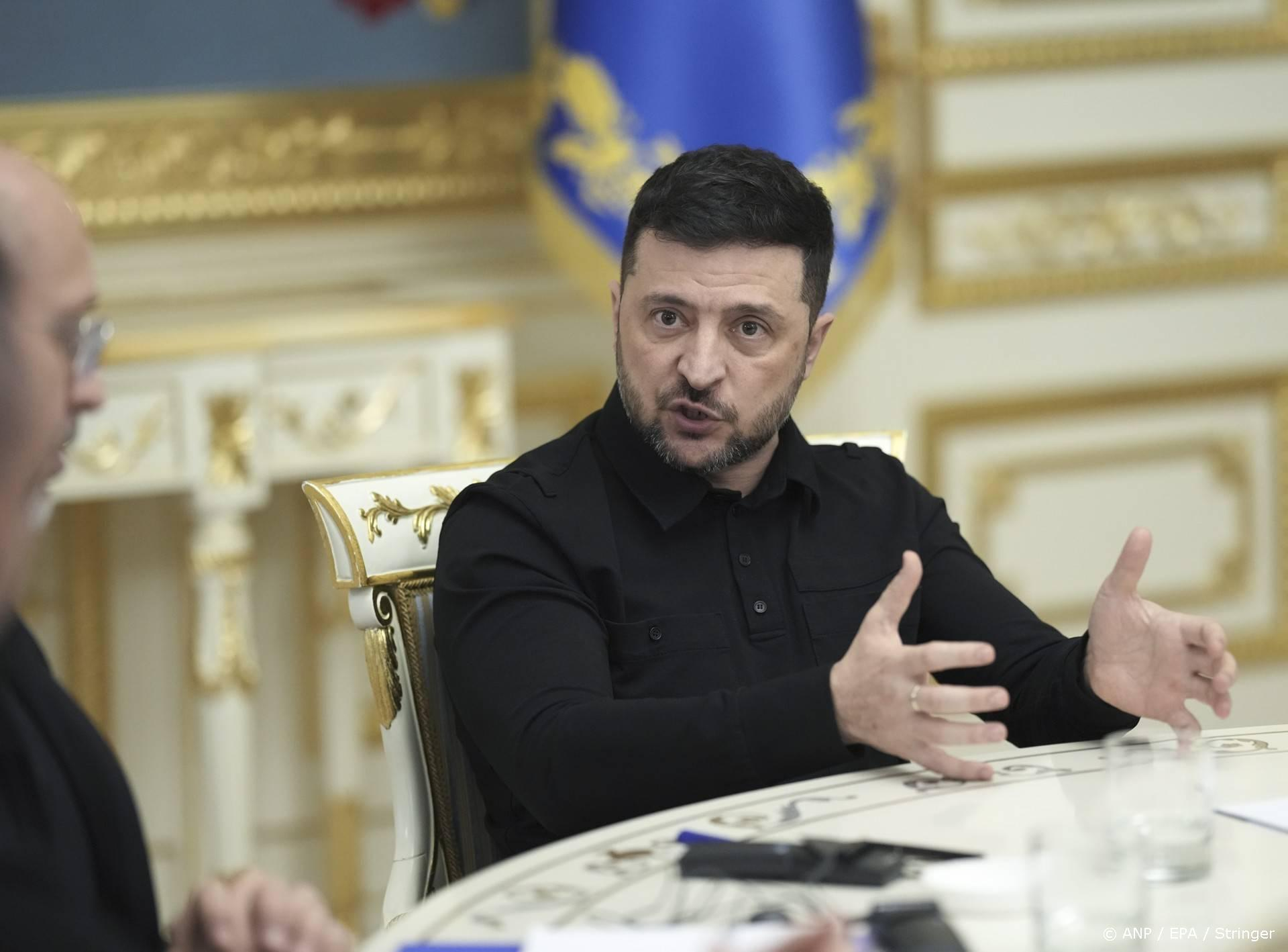 Zelensky herdenkt de bevrijding van Cherson in de zwaar beschoten frontstad