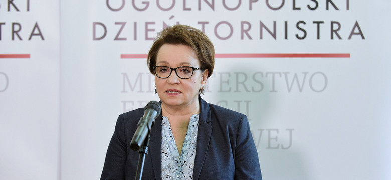 Minister Zalewska waży plecaki. Nauczyciele do uczniów: Macie pakować tylko zeszyty