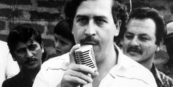 Escobar zbudował potężną sieć dystrybucji – m.in. w Kalifornii i na Florydzie – i stworzył wiele szlaków przemytniczych, którymi dostarczał narkotyki do Stanów Zjednoczonych, Kanady czy Europy. Zbił majątek, którym chwalił się tak skutecznie, że trafił na rankingi najbogatszych ludzi świata magazynu „Forbes”.