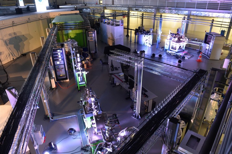 A czym jest synchrotron? <br>Synchrotron to akcelerator elektronów, który wytwarza promieniowanie elektromagnetyczne w szerokim spektrum fal - od podczerwieni do promieniowania rentgenowskiego. 
<br><br>
 Fot. (mr) PAP/Jacek Bednarczyk