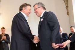 Prezydent odznaczył kabareciarza i zasadził "dąb wolności". ZDJĘCIA z Poznania