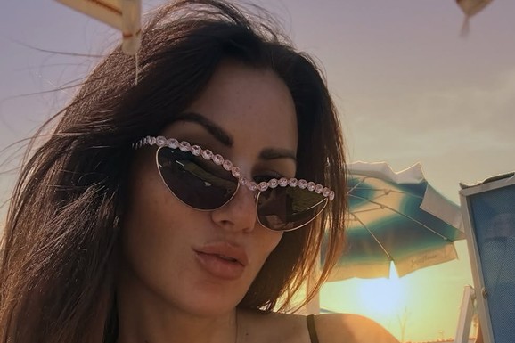 "POKUPILA SAM NOVČANIK I POBEGLA DOK JE NA POSLU" Naša pevačica ostavila milionera pred svadbu: "Uplašila sam se i rekla sebi da to ne želim"