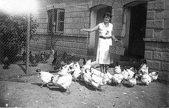 Przyszkolne kurniki. Na zdjęciu nauczycielka Wanda Łaska, 1918 rok