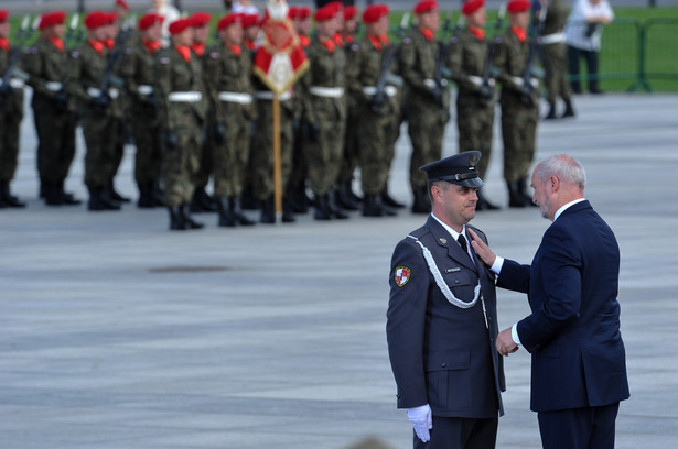 Minister obrony narodowej Antoni Macierewicz wręczył wyróżnienia i medale zasłużonym żołnierzom i pracownikom wojska podczas obchodów święta Wojska Polskiego i 96. rocznicy Cudu nad Wisłą