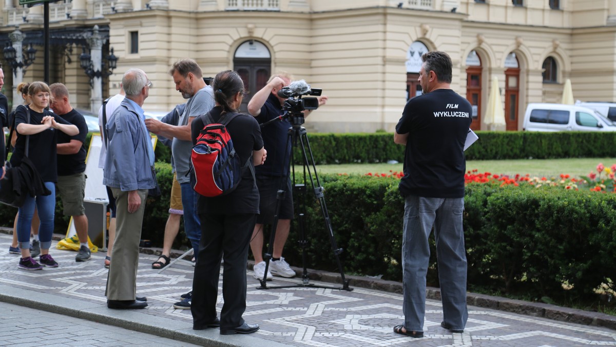 Niewidomi aktorzy z Krakowa od sześciu lat starają się o lokal, który mógłby stać się przystanią dla ich teatru. Swoją siedzibę przy ulicy Szewskiej stracili w 2011 roku, kiedy urzędnicy rozwiązali z nimi umowę. Sprawa – z powodu kontrowersji – trafiła do sądu i do dziś nie wydano wyroku. Tymczasem artyści mają w swoim repertuarze kilkanaście sztuka teatralnych, które grają w całej Polsce. Ich tymczasowa siedziba znajduje się w parafialnych salkach. Teraz postanowili nakręcić film dokumentalny o ich losie. Liczą, że w ten sposób zwrócą uwagę władz miasta na ich problemy.