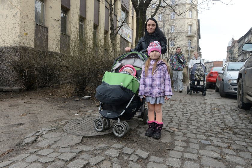 Zdewastowane chodniki na wrocławskim Nadodrzu