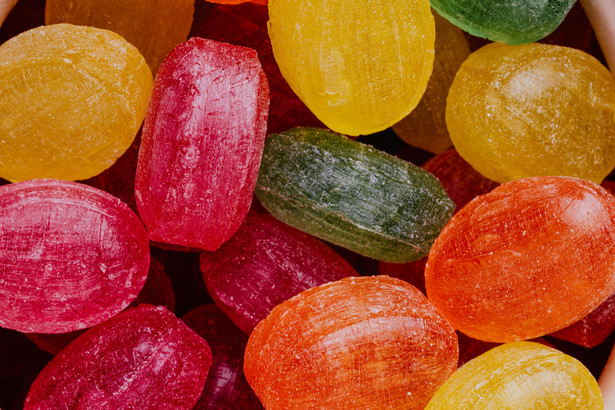 Czy cukierki na przeziębienie faktycznie działają? Ekspet ostrzega przed jednym