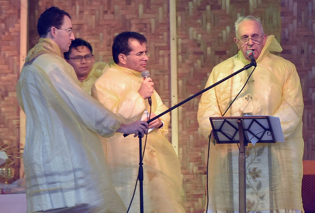 Filipiny: pielgrzymka papieża Franciszka w cieniu tajfunów