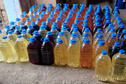 Plastikowe butelki z bimbrem barwionym różnymi aromatami spożywczymi i syropami