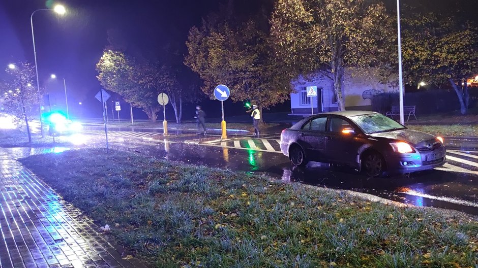 Potrącenie w Drawsku Pomorskim na przejściu dla pieszych. Poważna sytuacja poszkodowanej kobiety