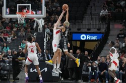 Sochan trafił tylko dwa razy. Spurs roztrwonili 17 punktów przewagi [WIDEO]