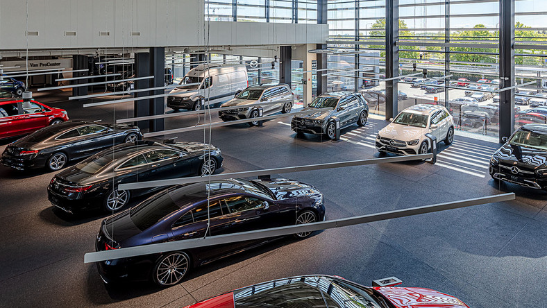 Mercedes popularniejszy niż Dacia sprzedaż nowych aut w