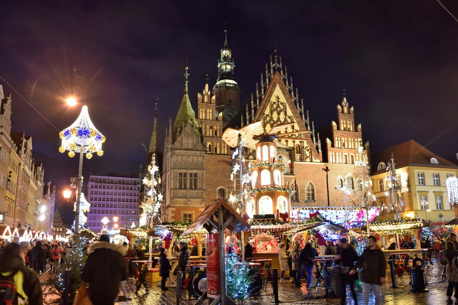 Kolorowy jarmark bożonarodzeniowy we Wrocławiu