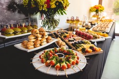 Szybkie i łatwe koreczki imprezowe. 10 pomysłów na przekąski [PRZEPISY]