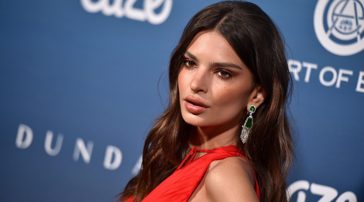 Elég furcsán mutat Emily Ratajkowski lába az új fotóján /Fotó: Northfoto