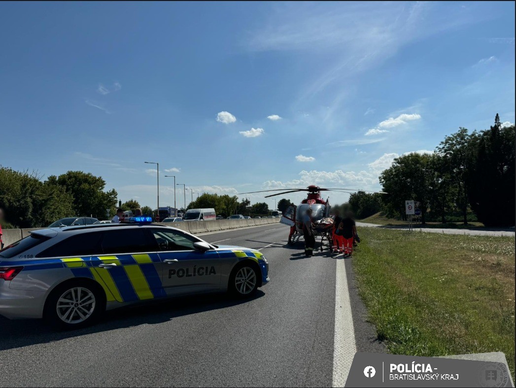 Pri odpočívadle Čataj smer Bratislava narazil stan z auta Jakuba Jablonského do motorkára.