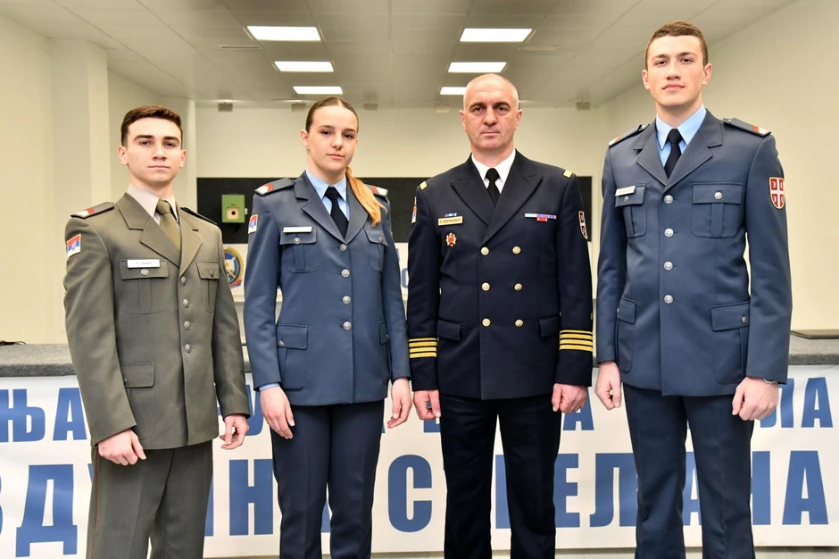 Srđan Miljković, kapetan fregate i načelnik Srednje stručne vojne škole "1.300 kaplara" sa učenicima