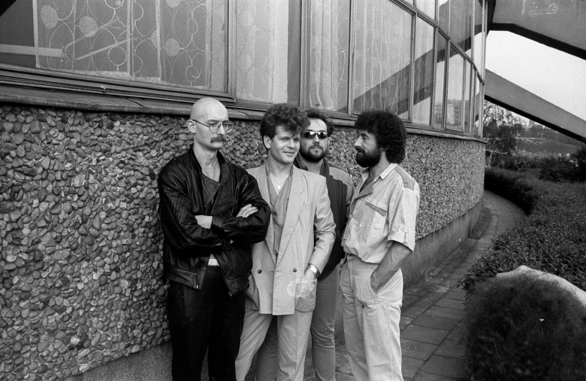 Sławomir Łosowski, gitarzysta Waldemar Tkaczyk, wokalista Grzegorz Skawiński, perkusista Jerzy Piotrowski czyli zespół Kombi w 1984 r.