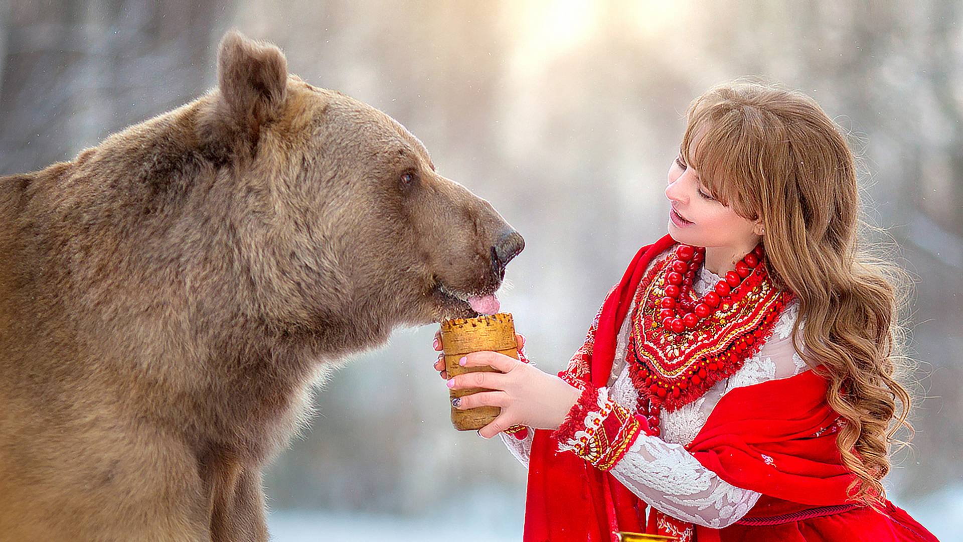 A világ minden tájáról érkeznek a modellek, hogy együtt dolgozhassanak Stepannal, a medvével