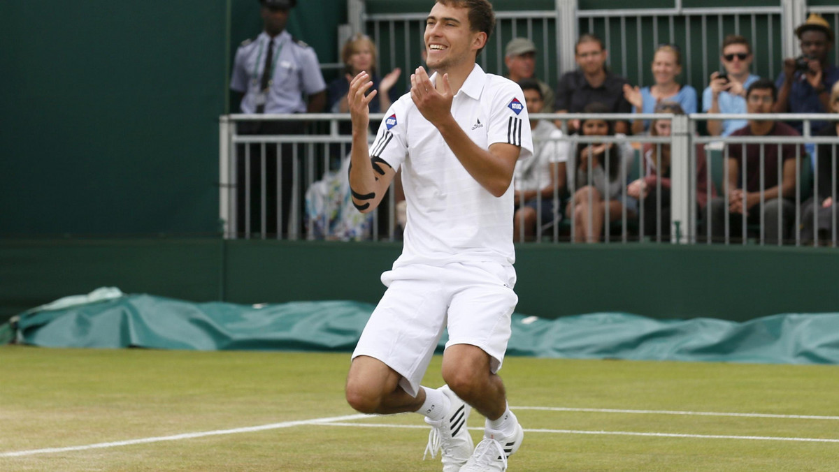 Półfinalista z 2013 roku już poza tegoroczną imprezą na kortach All England Clubu. Jerzy Janowicz po dwóch godzinach i 46 minutach sensacyjnie przegrał w pierwszej rundzie Wimbledonu z Turkiem Marselem Ilhanem 6:7 (4), 4:6, 7:6 (4), 3:6. W turnieju głównym panów łodzianin był jedynym reprezentantem Polski.