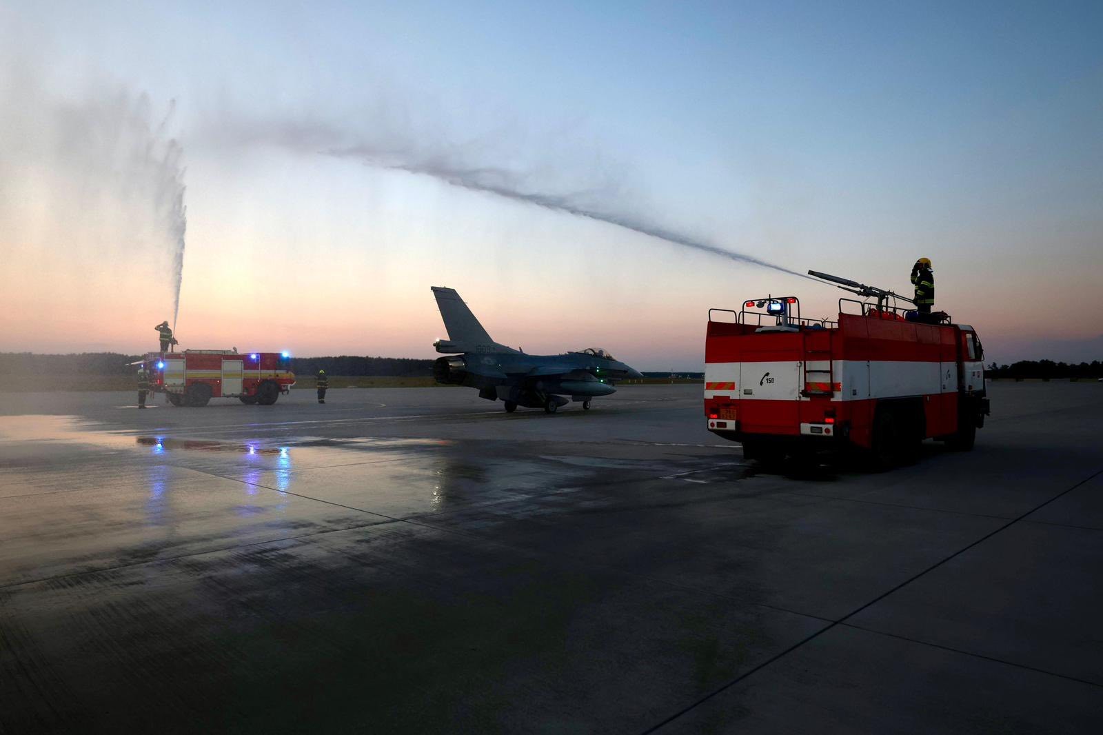 Na Slovensku pristáli ďalšie dve stíhačky F-16. 