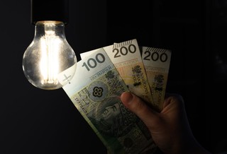 Ceny energii pozostaną na dotychczasowym poziomie od stycznia 2025 r., a pewna grupa może dodatkowo ubiegać się o 100 zł miesięcznie dodatku do energii