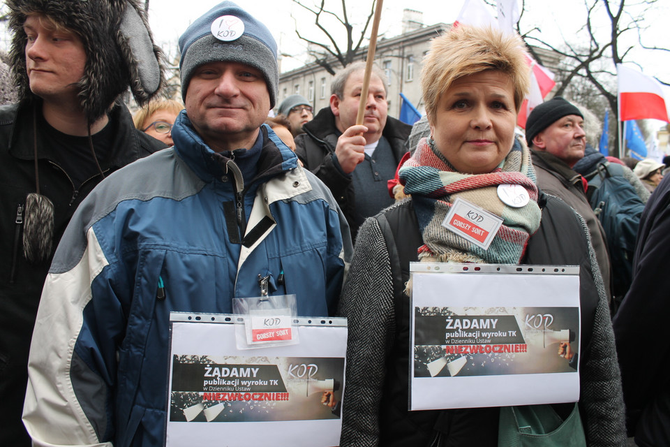 Transparenty na warszawskim marszu w obronie TK