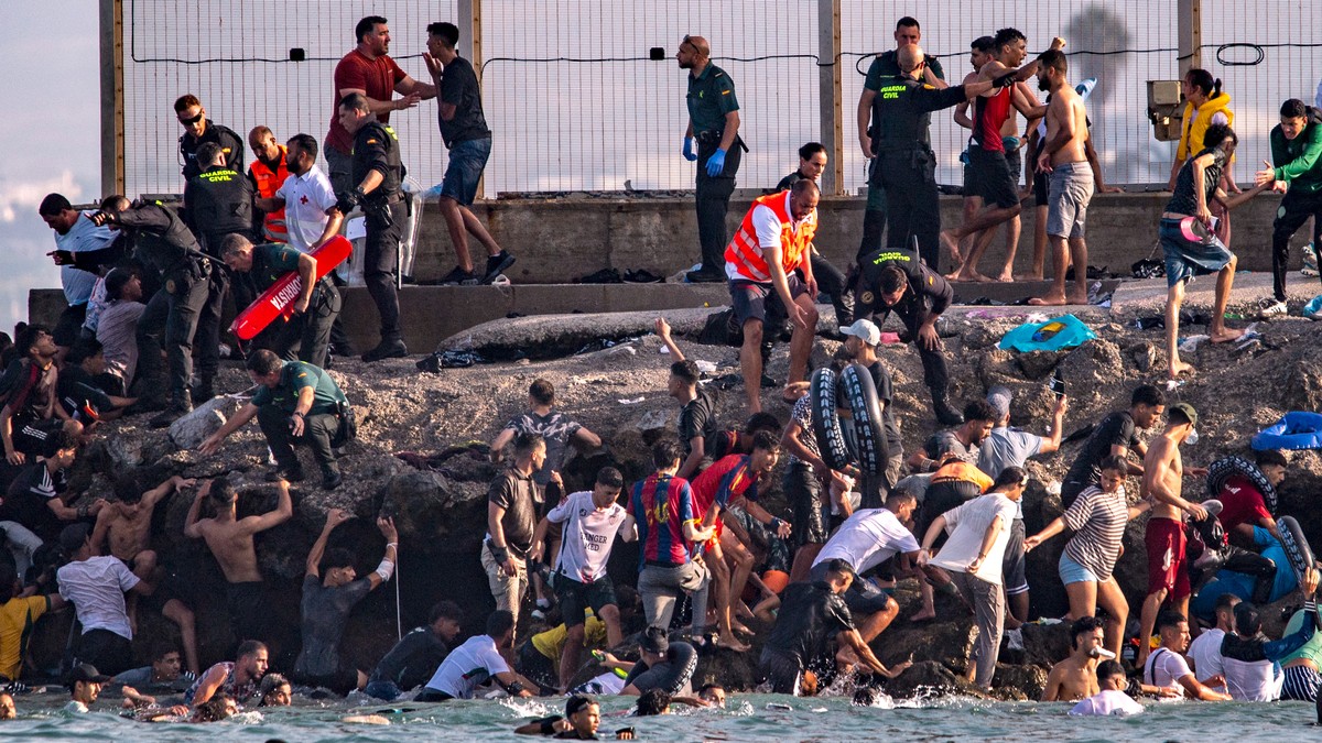 Migranti pokušavaju da pređu iz Maroka u špansku enklavu Seutu, Španija digla vojsku