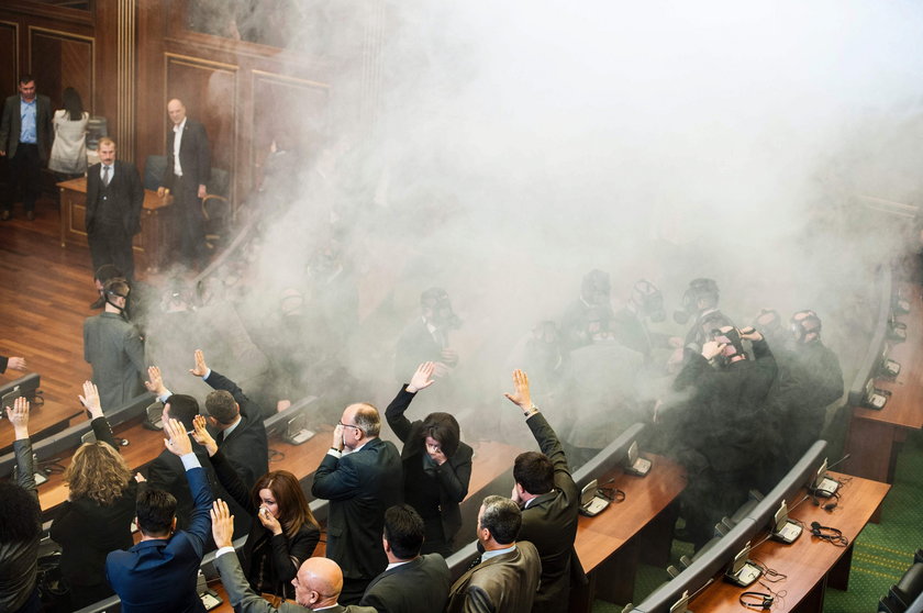 Gaz w parlamencie Kosowa