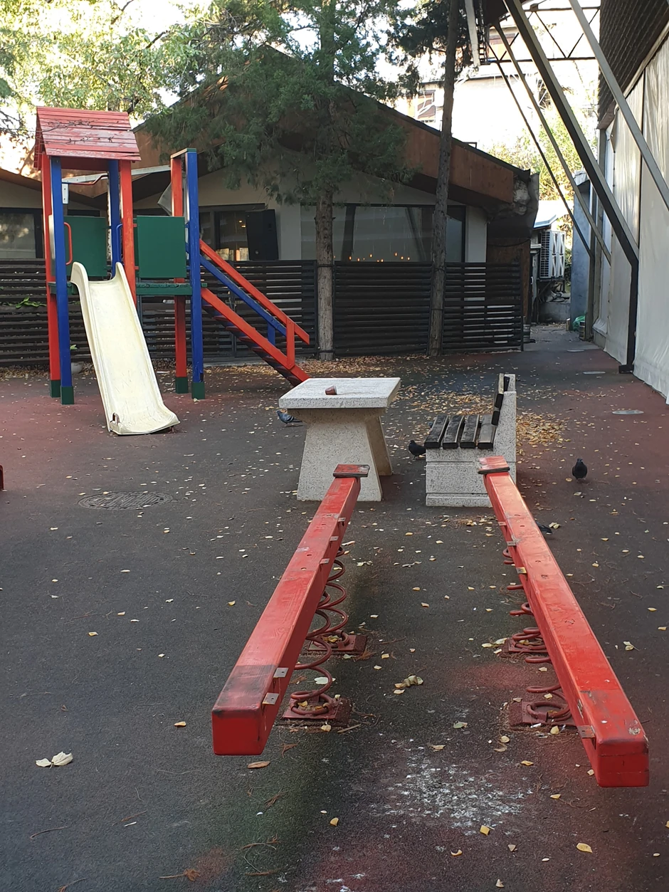 S jastukom na klackalicu