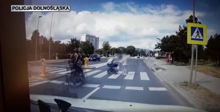 Motocyklista uderzył w wózek z dzieckiem na przejściu i uciekł