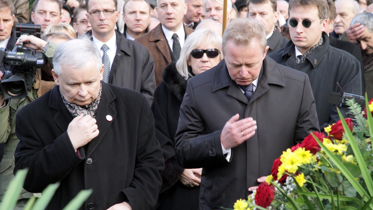 - Jestem zawiedziony prezydentem. Wiele sobie obiecywałem po obecności Komorowskiego. Myślałem, ze na tym pogrzebie padną słowa "przepraszam". Jeśli mamy się pojednać, te słowa powinny paść w stronę, która została skrzywdzona, w stronę Prawa i Sprawiedliwości. Myślałem, że prezydent okaże się wielki w tym jednym, szczególnym dniu - powiedział w "Rozmowie Rymanowskiego" europoseł PiS, Janusz Wojciechowski, odnosząc się do pożegnania Marka Rosiaka, zamordowanego pracownika biura PiS w Łodzi. Był on asystentem Wojciechowskiego.